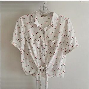 🪞 red kiss lip printed button up short sleeve shirt on white multi